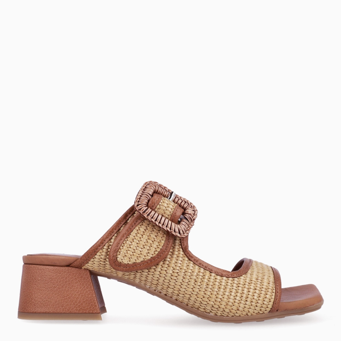 Sandalias de puntera plana de la marca Hispanitas, modelo ANNE. Exterior de las sandalias en rafia color cuero. Interior de los mocasines en textil color camel. Sandalias Hispanitas con cierre de hebilla y tacón de 4cm de altura. Estas sandalias Hispanitas ANNE, son el complemento perfecto para tus looks de temporada, te darán estilo y comodidad sin duda!