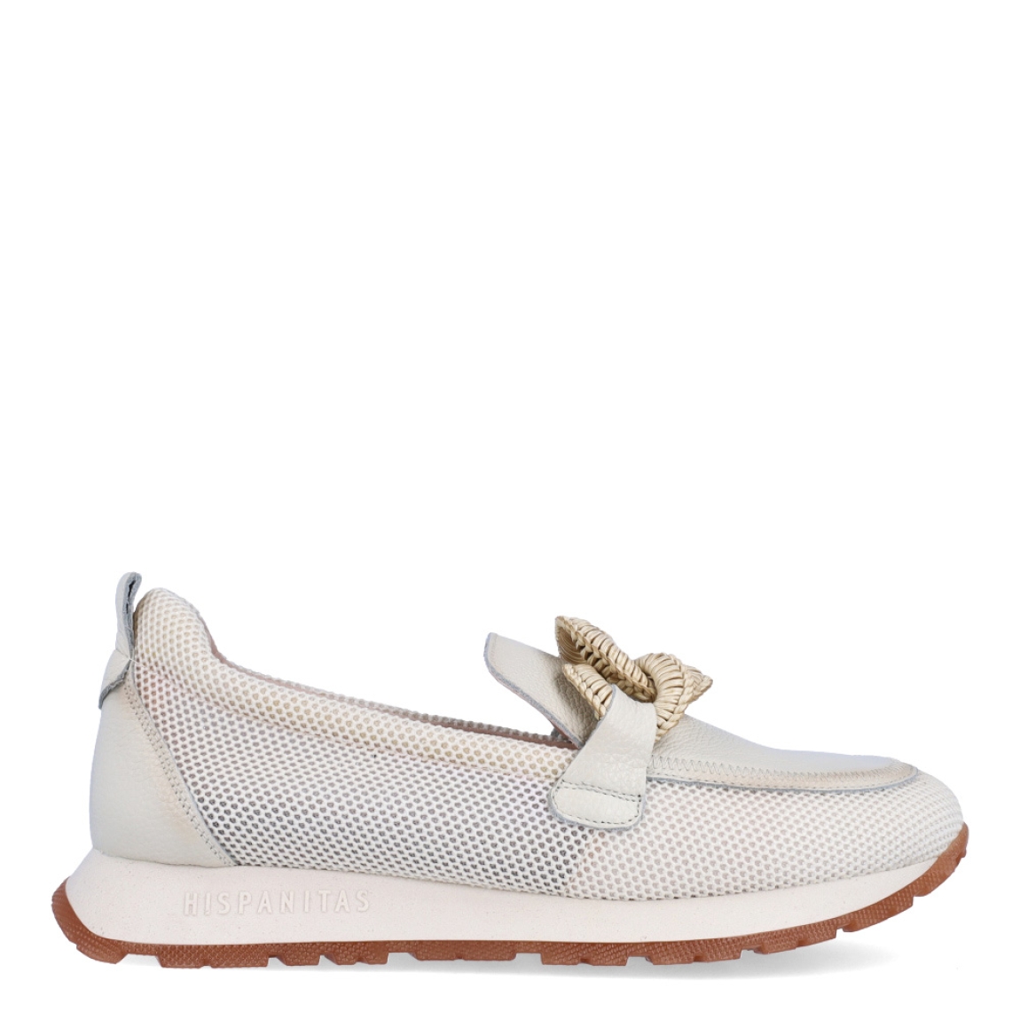 Mocasines de la marca Hispanitas, modelo Illa. Exterior de los mocasines en piel color beig con detalle en efecto rejilla y adorno de maxicadena de eslabones en el empeine. Interior de los mocasines en textil color nude. Mocasines Hispanitas con cuña de 2cm de altura. Estos mocasines Hispanitas Illa, son el complemento perfecto para tus looks de temporada, te darán estilo y comodidad sin duda!