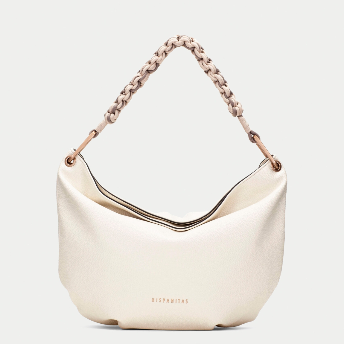 Bolso de hombro de la marca Hispanitas, modelo CAMIL. Exterior en piel color blanco con asa corta trenzada que añade un detalle artesanal al diseño. Correa ajustable para llevarlo al hombro o cruzado, permitiendo versatilidad en el uso. Cierre con cremallera permitiendo mayor seguridad. Medidas: 33CM X 26CM X 9CM.