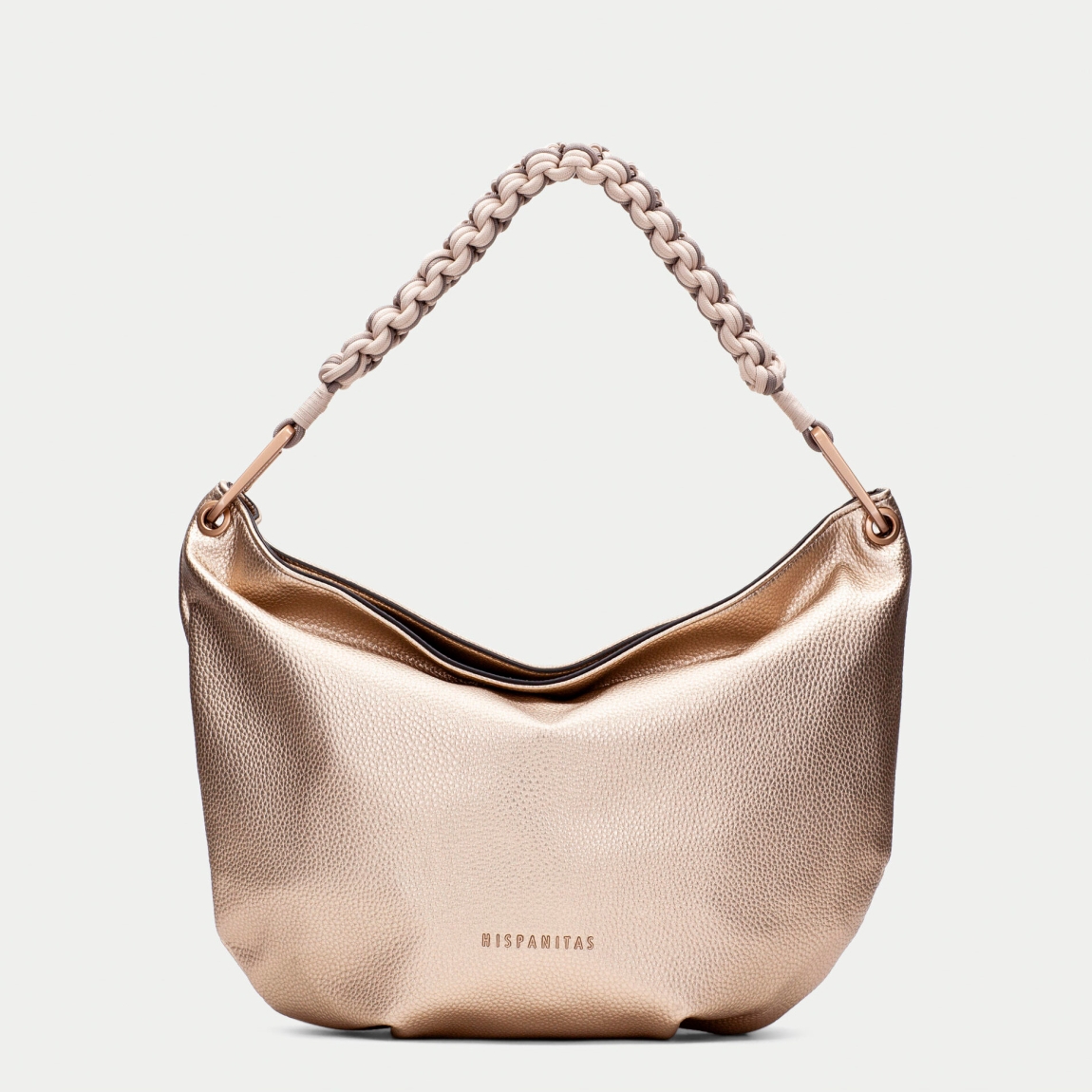Bolso de hombro de la marca Hispanitas, modelo CAMIL. Exterior en piel color platino con asa corta trenzada que añade un detalle artesanal al diseño. Correa ajustable para llevarlo al hombro o cruzado, permitiendo versatilidad en el uso. Cierre con cremallera permitiendo mayor seguridad. Medidas: 33CM X 26CM X 9CM.