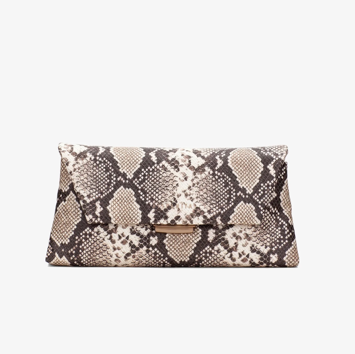 Bolso de la marca Hispanitas, modelo BELL. Bolso elaborado en piel con estampado en animal print de serpiente con logo de la marca en la parte frontal. Cuenta con compartimento interior amplio y un bolsillo interior. Cierre de solapa con botón y asa de cadena dorada. Medidas del bolso: alto 13cm y ancho 29cm. Este bolso Hispanitas BELL es un clásico, con un estilo versátil y atemporal. Perfecto para combinarlo con todos tus looks!