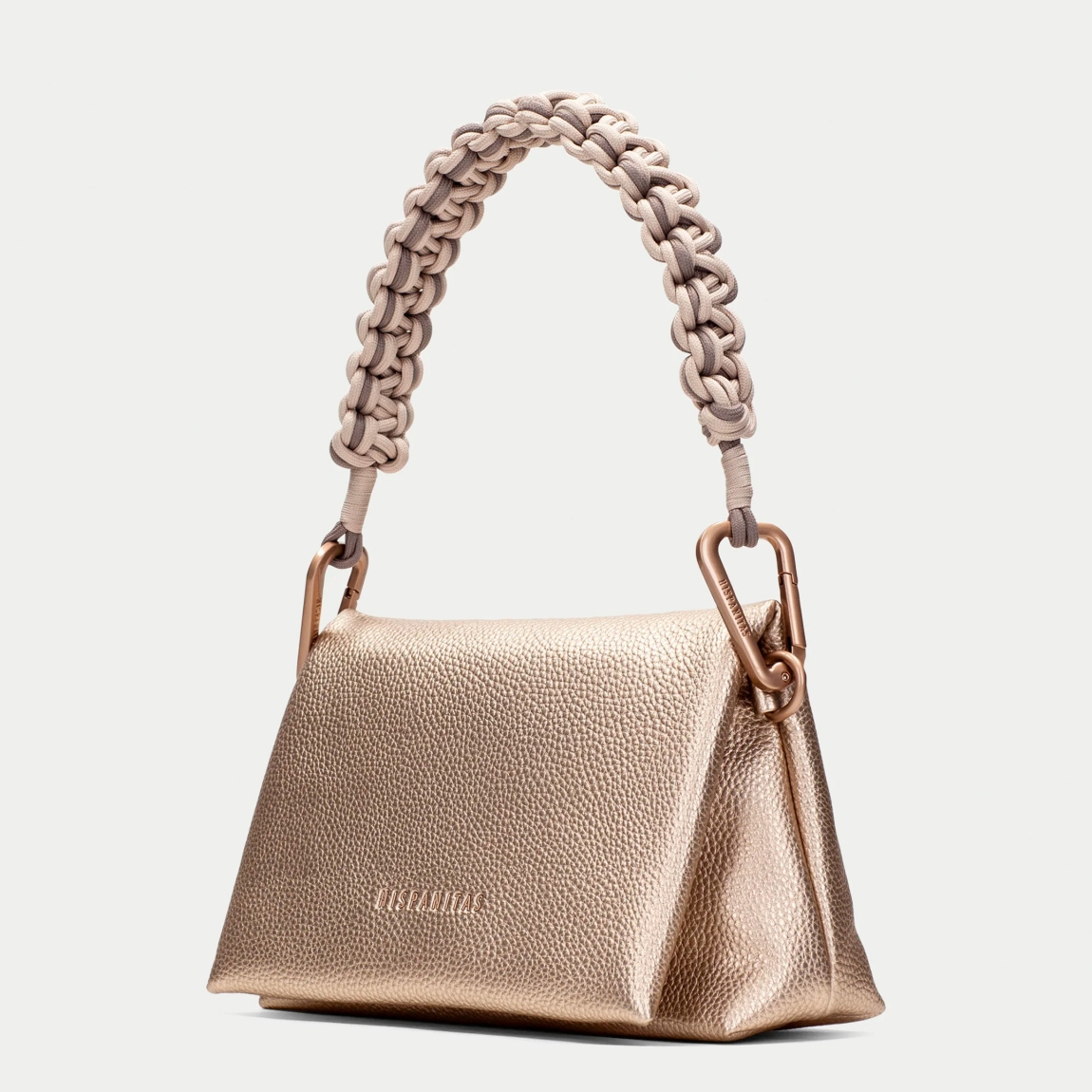 Bolso de la marca Hispanitas, modelo GLEND. Bolso bandolera elaborado en piel color platino con logo de la marca en la parte frontal. Cuenta con compartimento interior amplio y un bolsillo interior. Cierre de solapa con botón y asa de nudo extraíble. Medidas del bolso: alto 15cm y ancho 22cm. Este bolso Hispanitas GLEND es un clásico, con un estilo versátil y atemporal. Perfecto para combinarlo con todos tus looks!
