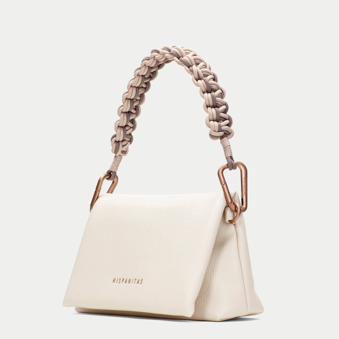 Bolso de la marca Hispanitas, modelo GLEND. Bolso bandolera elaborado en piel color blanco con logo de la marca en la parte frontal. Cuenta con compartimento interior amplio y un bolsillo interior. Cierre de solapa con botón y asa de nudo extraíble. Medidas del bolso: alto 15cm y ancho 22cm. Este bolso Hispanitas GLEND es un clásico, con un estilo versátil y atemporal. Perfecto para combinarlo con todos tus looks!