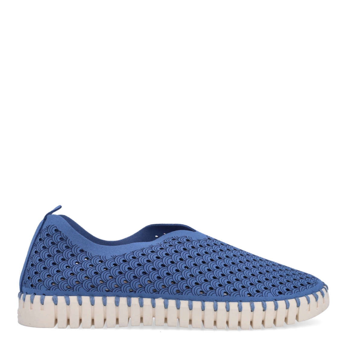 Deportivas de la marca Ilse Jacobsen, modelo Tulip Slip-In. Exterior elaborado en neopreno con efecto troquelado color azul. Interior en color beig. Suela de goma con 2cm de plataforma. Estas deportivas Tulip Slip-In son ideales en comodidad y estilo!