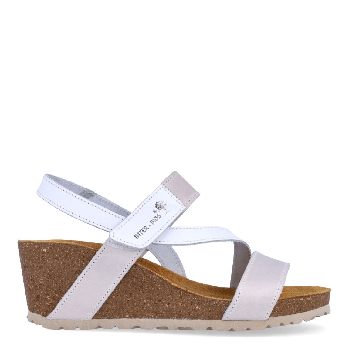 Sandalias de la marca Inter Bios, modelo SARA. Sandalias de tiras elaboradas en piel color gris con detalles en blanco. Cierre de las sandalias con velcro y suela de goma con cuña de 6cm de altura. Estas sandalias Inter Bios SARA son ideales para elevar tus looks con la comodidad que necesitas en tu día a día.