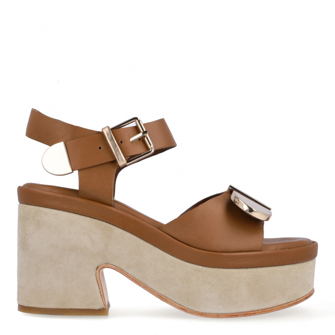 Sandalias de la marca Janet & Janet, modelo J-153. Exterior elaborado en piel color cuero con detalle de hebillas en pala y talón de color dorado. Interior en piel color cuero con estampado de logo de marca. Cierre con doble hebillas. Sandalias con tacón de 9cm de altura. Estas sandalias Janet & Janet J-153 son un complemento ideal para combinar con diferentes looks esta temporada desde la elagancia, comodidad y estilo!