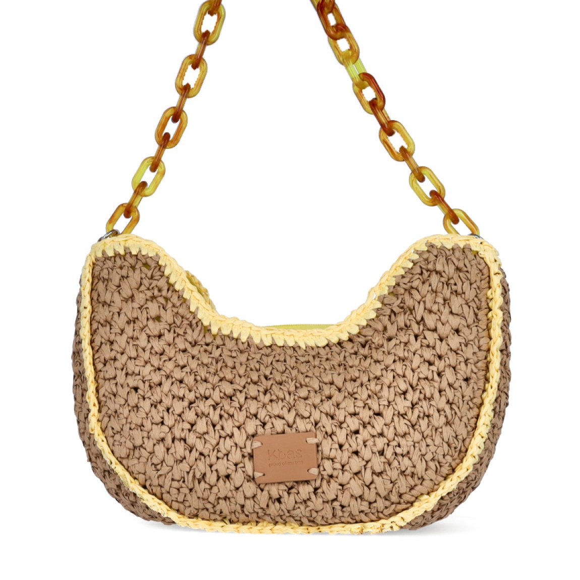 Bolso de la marca Kbas, modelo LUCERO. Elaborado en rafia trenzada color taupe con detalles en color amarillo. Interior en textil color amarillo con amplio espacio. Cierre de bolso Kbas con cremallera y doble asa, una de hombro con diseño de cadena, y otra, regulable y extraíble para mayor comodidad. Medidas: alto18 cm y ancho 32cm. Este bolso Kbas LUCERO es ideal para llevar esta temporada!