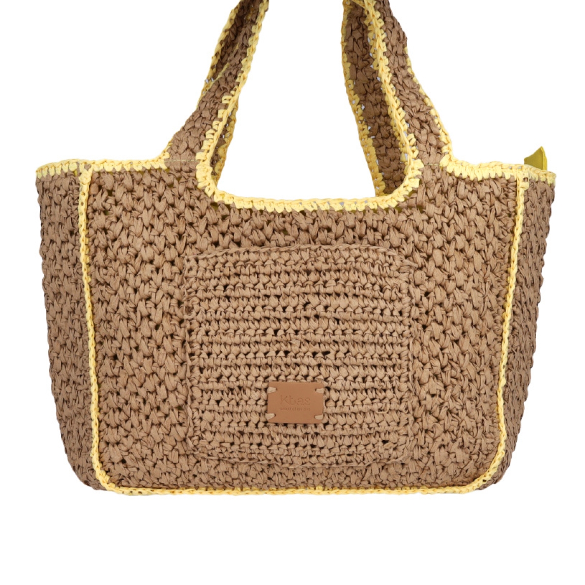 Bolso de la marca Kbas, modelo LUCERO. Elaborado en rafia trenzada color taupe con detalles en color amarillo. Interior en textil color amarillo con amplio espacio. Cierre de bolso Kbas con cremallera y una asa de hombro. Medidas: alto 28 cm y ancho 40cm. Este bolso Kbas LUCERO es ideal para llevar esta temporada!