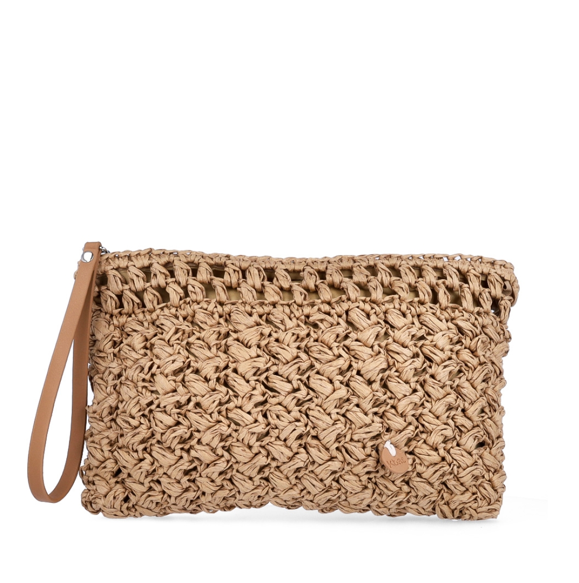 Bolso de la marca Kbas, modelo PILAR. Elaborado en rafia trenzada color camel. Interior en textil camel. Cierre de bolso de mano Kbas con cremallera. Medidas: alto 19cm y ancho 29cm. Este bolso Kbas PILAR es un complemento perfecto para tus looks frescos y de temporada!