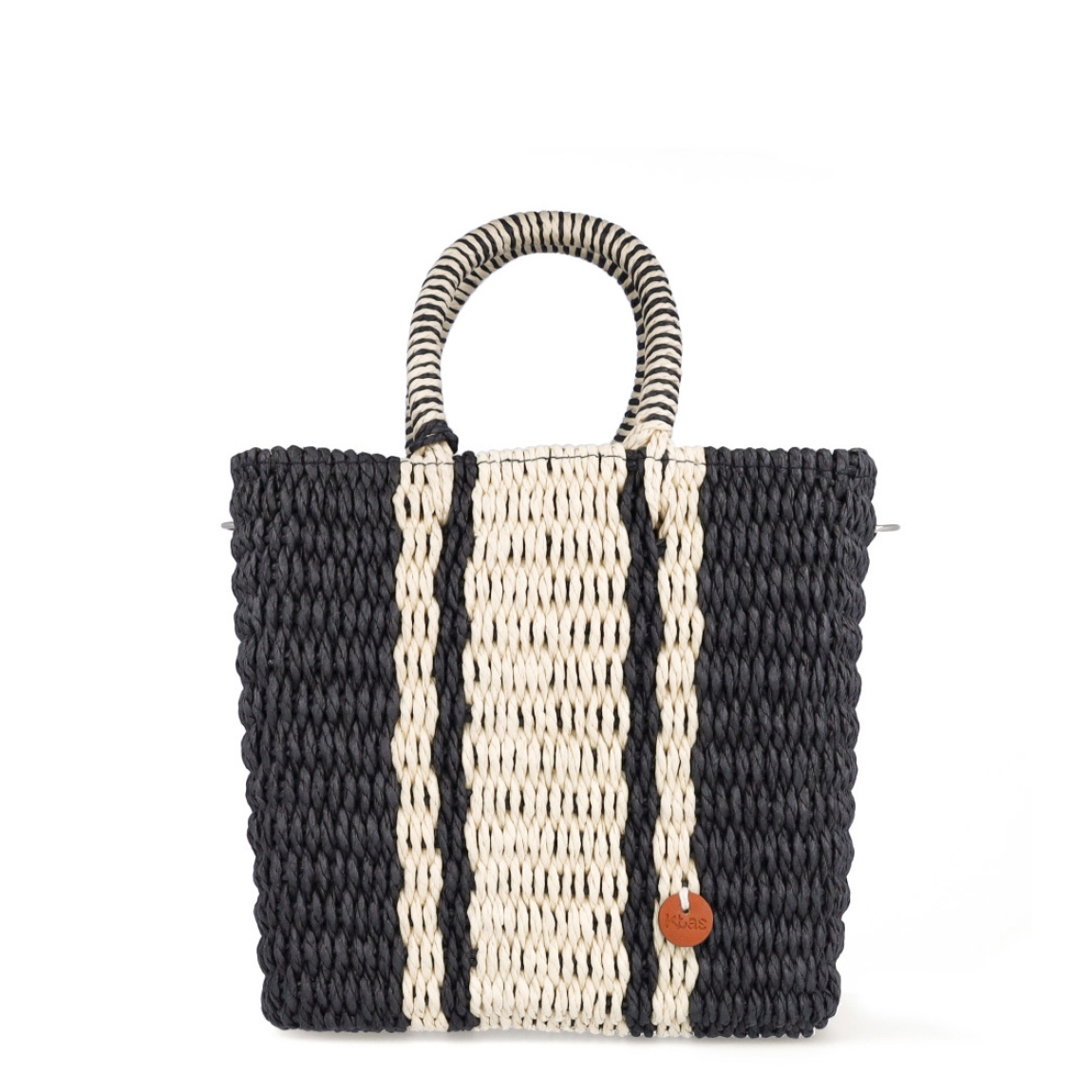 Bolso de la marca Kbas, modelo BLER. Exterior en rafia trenzada color negro con detalles de rayas blancas. Cierre del bolso con cremallera. Interior con amplio espacio para llevar lo que necesites a donde vayas. Cuenta con una asa de mano y una regulable y extraíble para máxima comodidad. Medidas: alto 22cm y ancho 25cm. Este bolso Kbas BLER es un complemento ideal para llevar con tus looks de temporada!