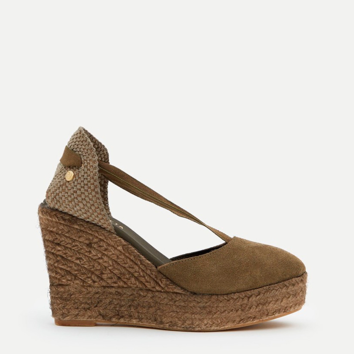 Alpargatas de la marca La Valeta, modelo CHARLENE. Exterior en piel color verde con punta redonda, forrada en microfibra transpirable. Plantilla de microfibra transpirable acolchada. Alpargatas con tiras de tela para un cierre con nudo. Plataforma en yute artesanal con cuña de 10cm de altura. Estas alpargatas La Valeta CHARLENE son ideales para esta temporada!