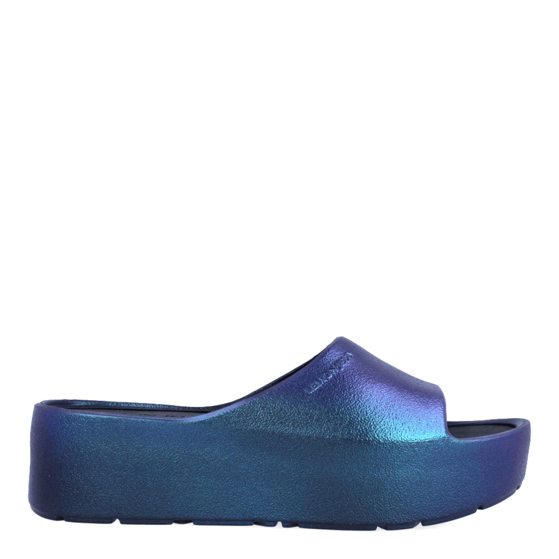 Chanclas de la marca Lemon Jelly, modelo ELODIE. Exterior de las chanclas en neopreno color azul con detalle de escarchado y doble hebillla en pala. Interior de las chanclas en goma color azul. Chanclas con plataforma de 4cm de altura. Estas chanclas Lemon Jelly ELODIE son un complemento clásico para esta temporada, están pensadas para los días cálidos y soleados. No pueden faltar en tu armario.