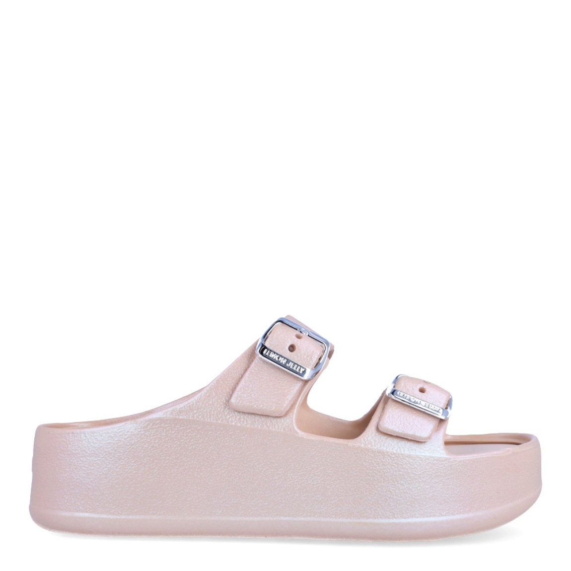 Chanclas de la marca Lemon Jelly, modelo ELINA. Exterior de las chanclas en neopreno color nude con detalle de escarchado y doble hebillla en pala. Interior de las chanclas en goma color nude. Chanclas con plataforma de 4cm de altura. Estas chanclas Lemon Jelly ELINA son un complemento clásico para esta temporada, están pensadas para los días cálidos y soleados. No pueden faltar en tu armario.