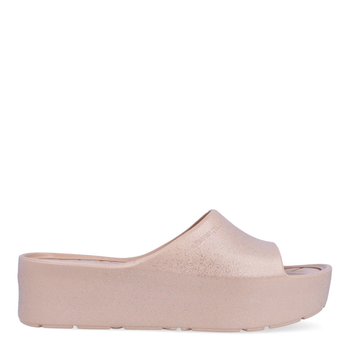 Chanclas de la marca Lemon Jelly, modelo FIORELLA. Exterior de las chanclas en neopreno color nude con detalle de escarchado. Interior de las chanclas en goma color nude. Chanclas con plataforma de 4cm de altura. Estas chanclas Lemon Jelly FIORELLA son un complemento clásico para esta temporada, están pensadas para los días cálidos y soleados. No pueden faltar en tu armario.