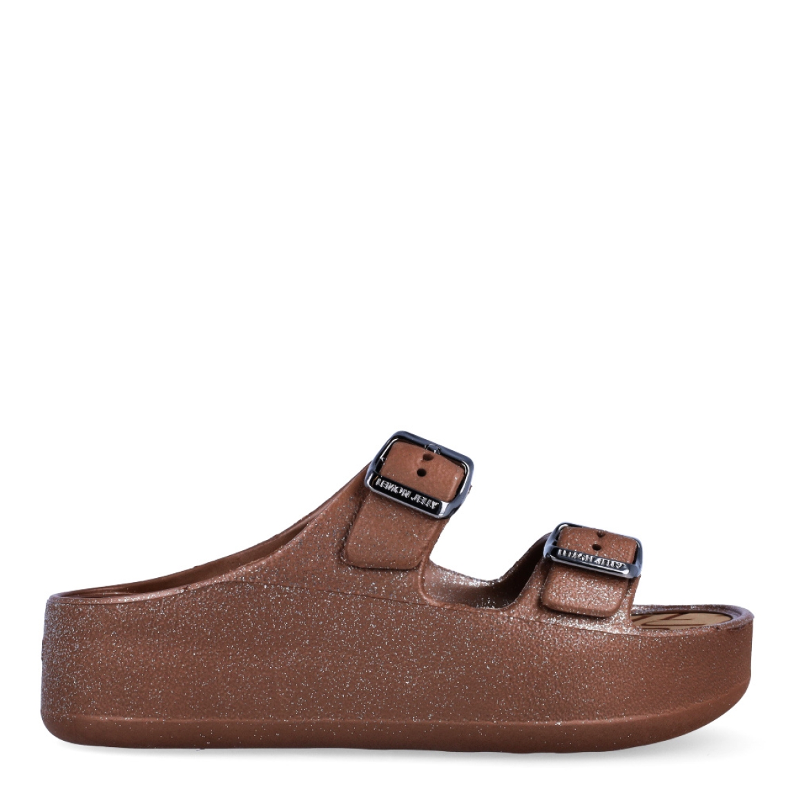Chanclas de la marca Lemon Jelly, modelo GIULIETTA. Exterior de las chanclas en neopreno color bronce con detalle de escarchado y doble hebillla en pala. Interior de las chanclas en goma color marrón. Chanclas con plataforma de 4cm de altura. Estas chanclas Lemon Jelly FIORELLA son un complemento clásico para esta temporada, están pensadas para los días cálidos y soleados. No pueden faltar en tu armario.