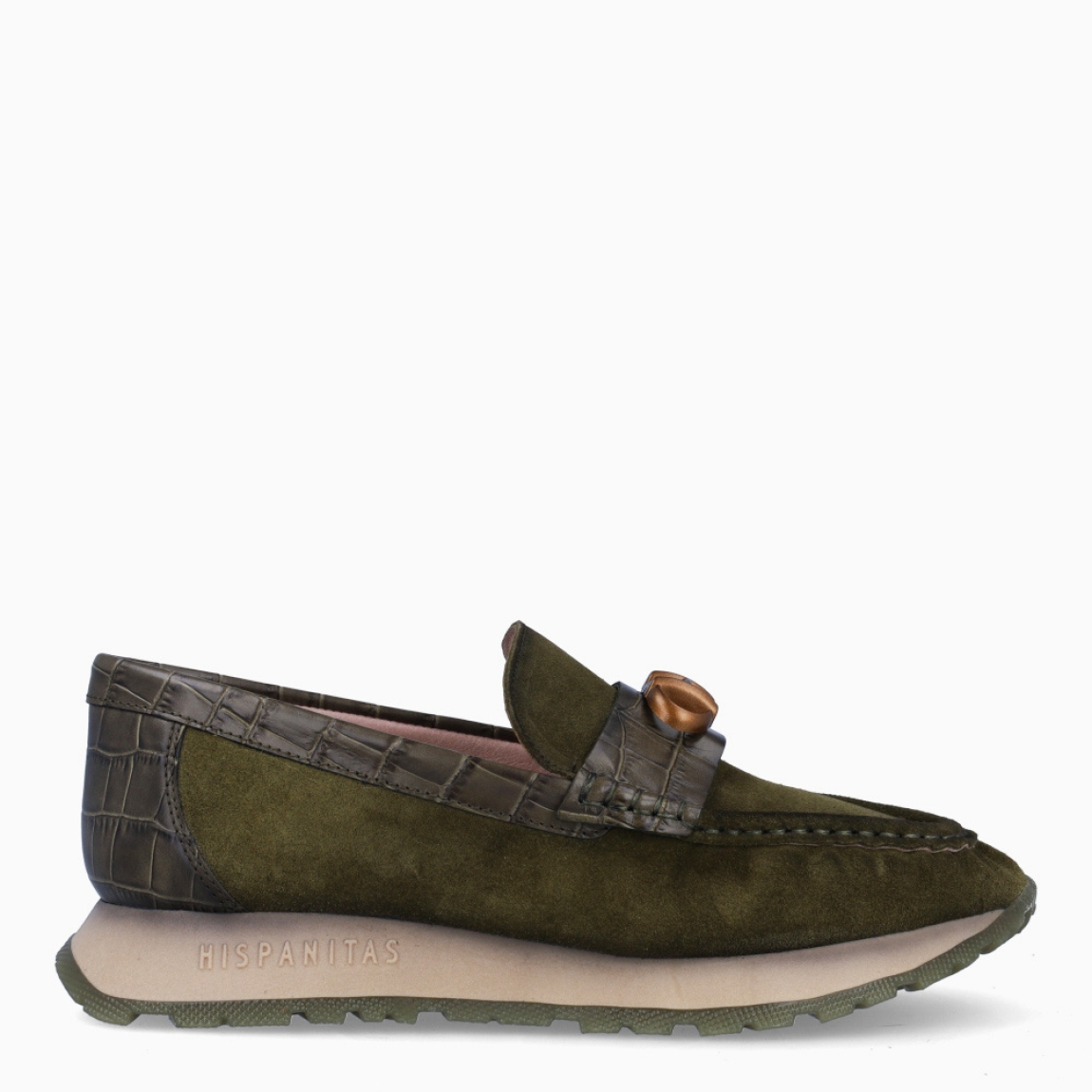 Mocasines de la marca Hispanitas, modelo KANSAS. Exterior en ante color verde con detalle en piel en la pala. Interior en piel color nude con plantilla acolchada y extraíble para máxima comodidad. Mocasines con suela de goma con 3cm de cuña y talón coco. Estos mocasines Hispanitas KANSAS son ideales para esta temporada!