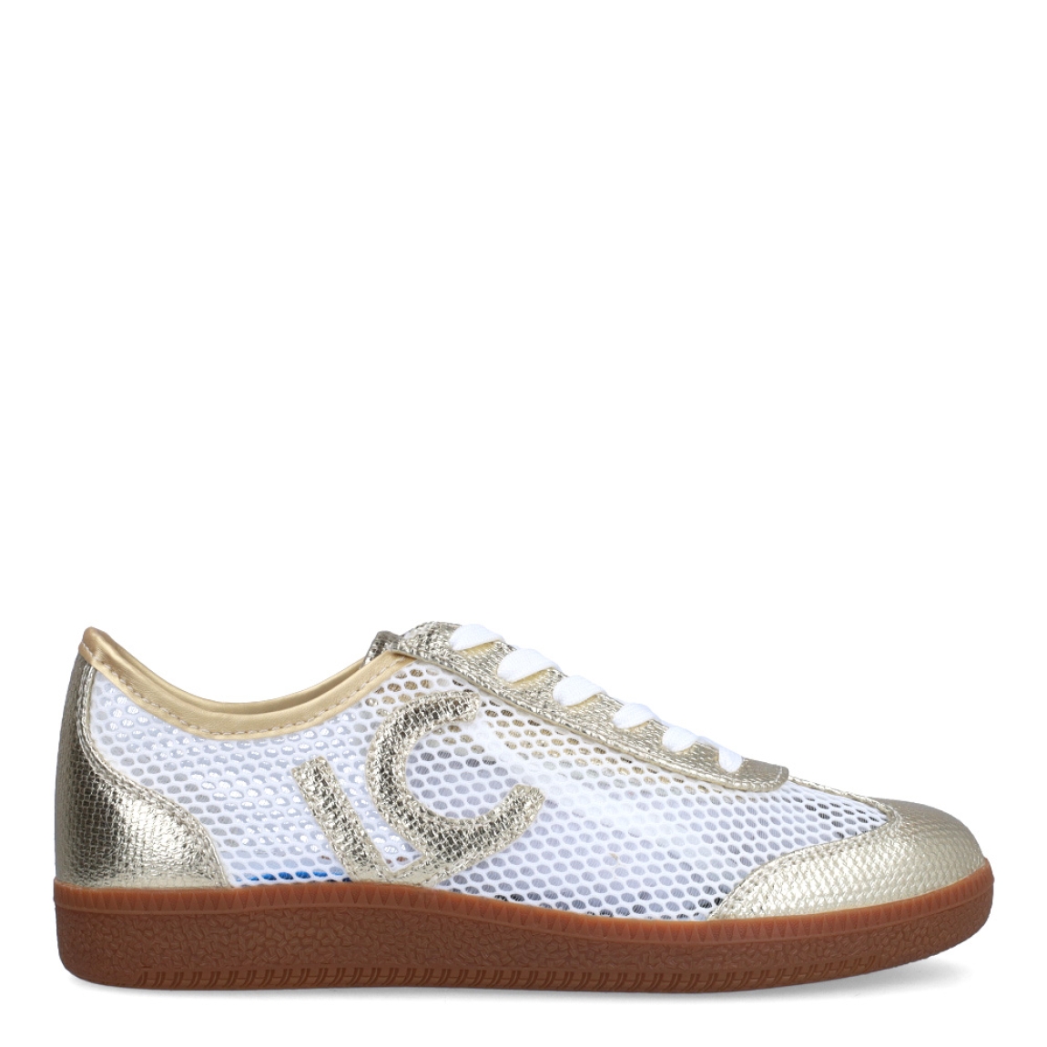 Deportivas de la marca Lola Casademunt, modelo SOLE. Exterior en piel efecto rejilla color blanco con detalle en platino. Interior en piel color platino con plantilla acolchada. Cierre con cordones blancos y cuña de 2cm de altura. Estas deportivas Lola Casademunt SOLE son ideales para lucir tus looks con estilo y comodidad.