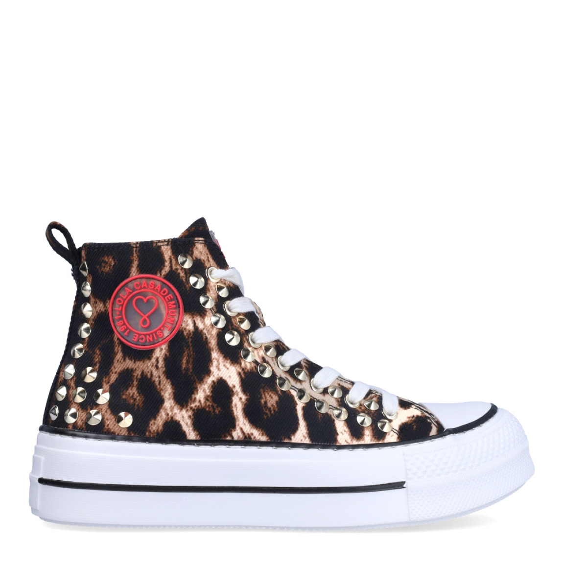 Deportivas de la marca Lola Casademunt, modelo OLSEN. Exterior en textil con estampado de animal print, detalles color fucsia y tachas plateadas. Interior en textil color negro. Cierre con cremallera lateral y cordones blancos. Estas deportivas Lola Casademunt OLSEN con caña alta, plataforma de 4cm, son un complemente que sin duda le dará estilo a tus looks!