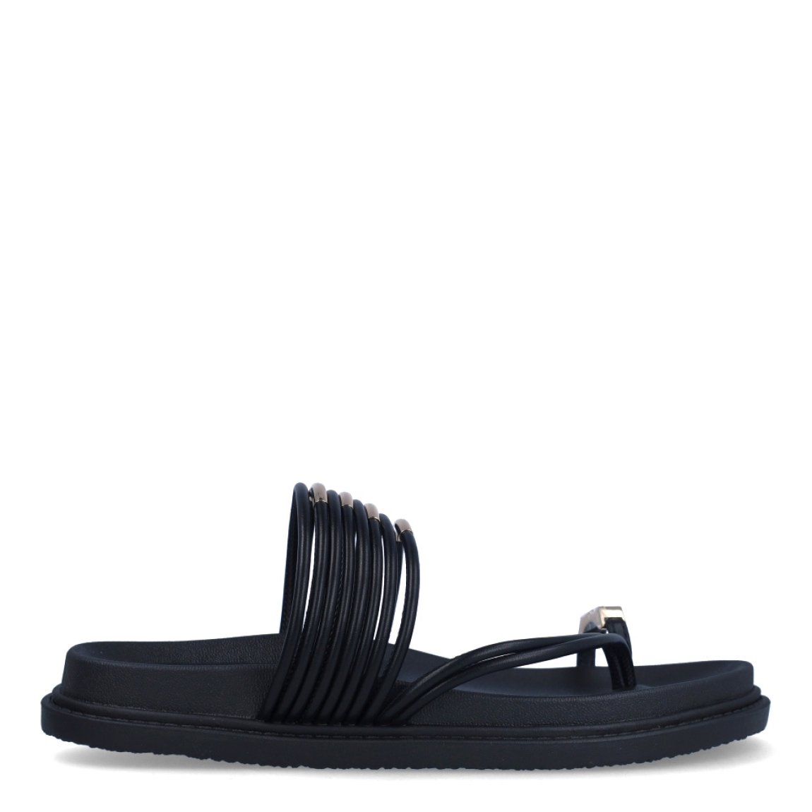 Esclava de la marca Lola Casademunt, modelo MIKO. Exterior en piel color negro con detalle de cuerdas en pala con aplicaciones en dorado. Interior en piel negro. Esclavas con plataforma de goma plano. Estas esclavas Lola Casademunt MIKO son un complemento ideal para tu día a día.