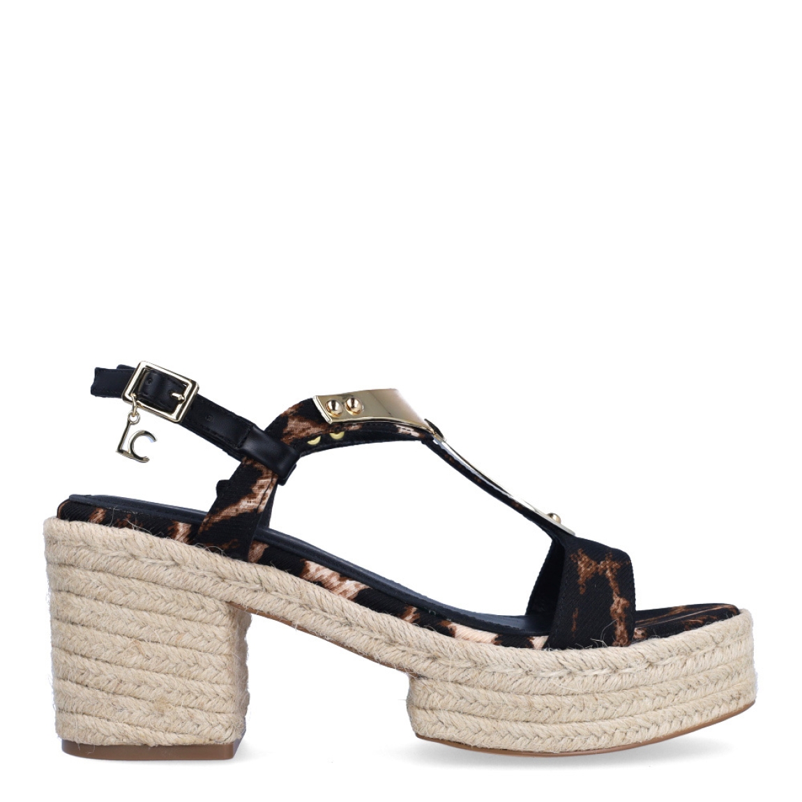 Sandalias de la marca Lola Casademunt, modelo OLENKA. Exterior en textil con estampado animal print de leopardo, y detalles en dorado en la pala. Interior en piel color negro. Cierre con hebilla en tobillo. Sandalias Lola Casademunt con tacón de 7cm de altura elaborado de rafia trenzada. Estas sandalias Lola Casademunt OLENKA son un complemento ideal para lucir tus looks con estilo y comodidad. No puede faltar en tu armario!