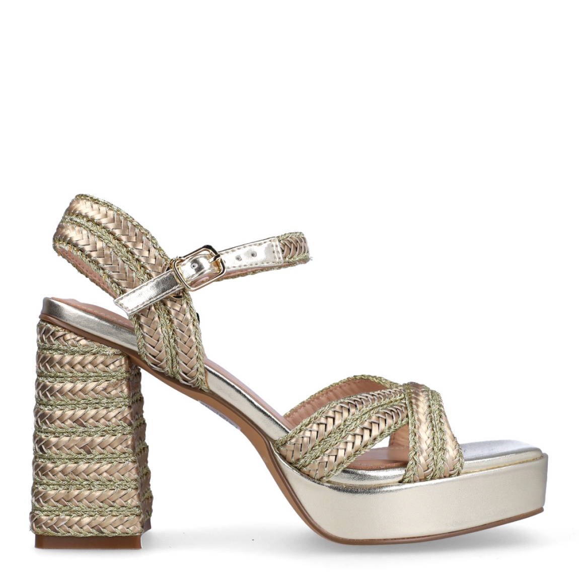 Sandalias de la marca Lola Casademunt, modelo SOFI. Exterior en piel trenzada color platino con tiras cruzadas en pala. Interior en piel color nude. Cierre con hebilla en el tobillo. Sandalias Lola Casademunt con tacón de 9cm de altura. Estas sandalias Lola Casademunt SOFI son un complemento ideal para lucir tus looks con estilo y comodidad a donde vayas!