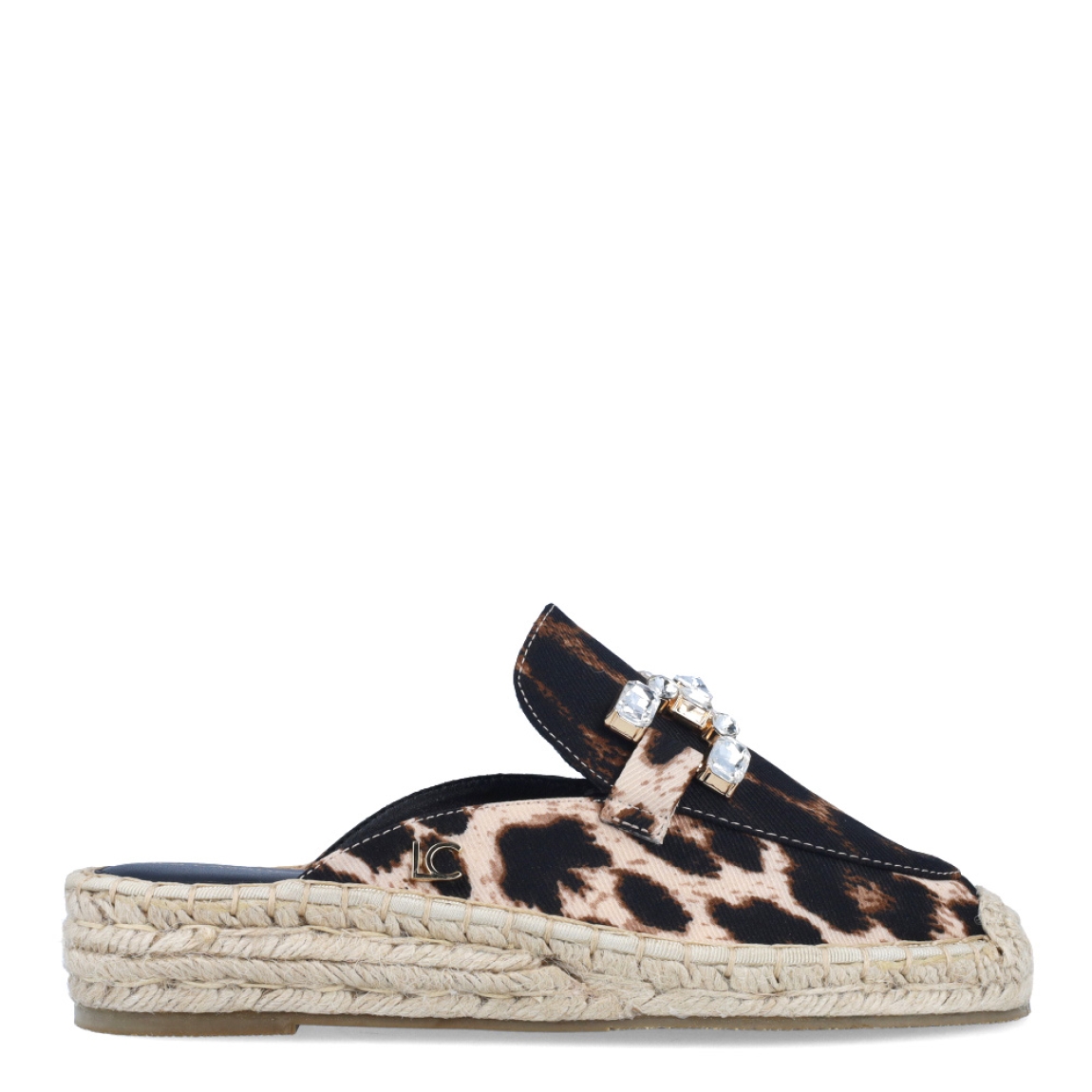 Alpargatas de la marca Lola Casademunt, modelo ÁGATA. Exterior en textil con estampado animal print y detalle de adorno brillante en la pala. Interior en piel color negro. Alpargatas con cuña de 3cm de altura. Estas alpargatas Lola Casademunt ÁGATA son un complemento ideal en estilo y comodidad!