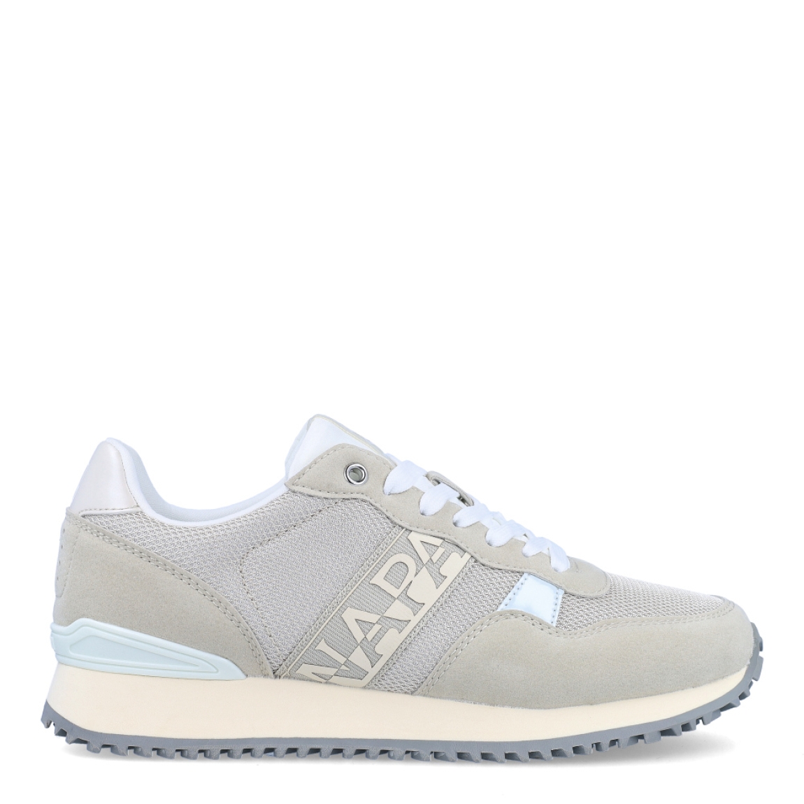 Deportiva de la marca Napapijri, modelo ASTRA. Exterior de la deportiva de textil con efecto rejilla color beig, con detalles en ante de color gris. Interior de la deportiva de tejido de color beig. Cierre de la deportiva con cordones blancos. Deportiva con plantilla muy cómoda y acolchada. Con un diseño elegante y una sofisticada combinación de colores, las zapatillas deportivas ASTRA son un calzado informal. El estabilizador del talón proporciona más estabilidad y su ligera suela microporosa hace que este calzado sea especialmente cómodo y perfecto para el uso diario.