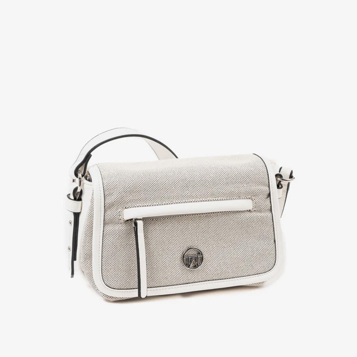 Bolso de mujer de la marca Matias Salva, modelo DALIAS. Elaborado en piel color beig con detalle en blanco. Acabado en lona de alta calidad. Interior de forro textil con un bolsillo cerrado con cremallera. En la parte trasera tiene un bolsillo cerrado con cremallera. Tiene asa de hombro. El asa auxiliar tipo bandolera cuenta con mosquetones para su fácil colocación. DIMENSIONES: 23x13x11 cm. Bolso Matias Salva DALIAS ideal para esta temporada!