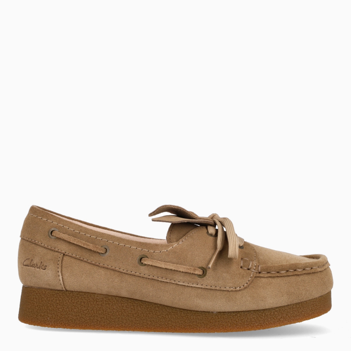 Náúticos de la marca Clarks, modelo TORHILL BEE. Exterior en ante color camel. Interior en piel color nude con plantilla acolchada y extraíble para máxima comodidad. Cierre de los naúticos Clarks con cordones y un suela de goma. Estos naúticos Clarks TORHILL BEE es ideal para combinar con todos tus looks!