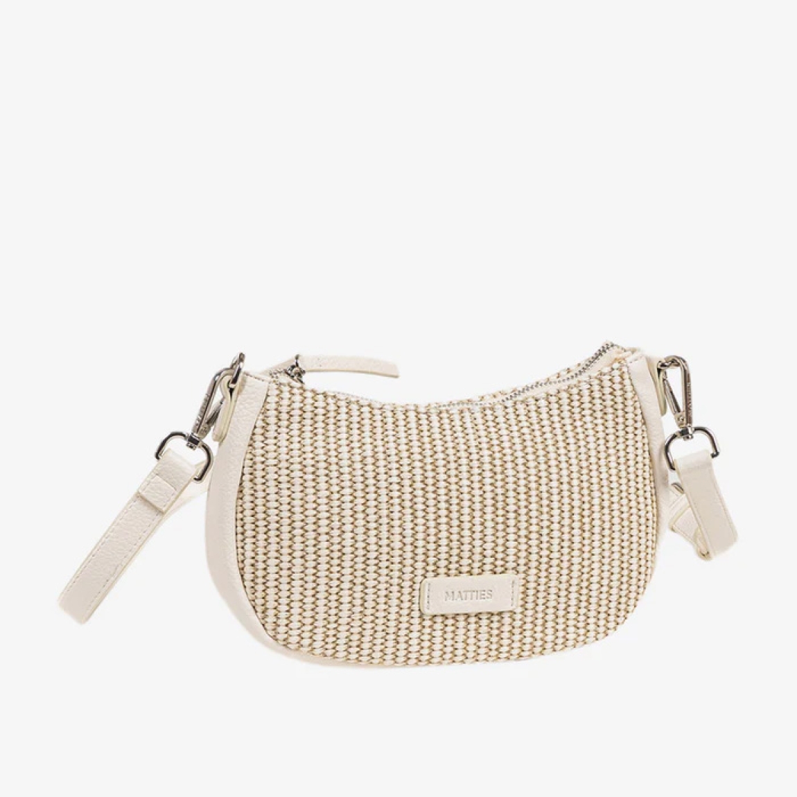 Bolso de la marca Matias Salva, modelo NIJAR. Elaborado en rafia color beig. Interior de forro textil con un bolsillo cerrado con cremallera. Tiene asa de hombro. El asa auxiliar tipo bandolera cuenta con mosquetones para su fácil colocación. DIMENSIONES: 24x14x07 cm. Este bolso es ideal para llevarlo a todos lados!