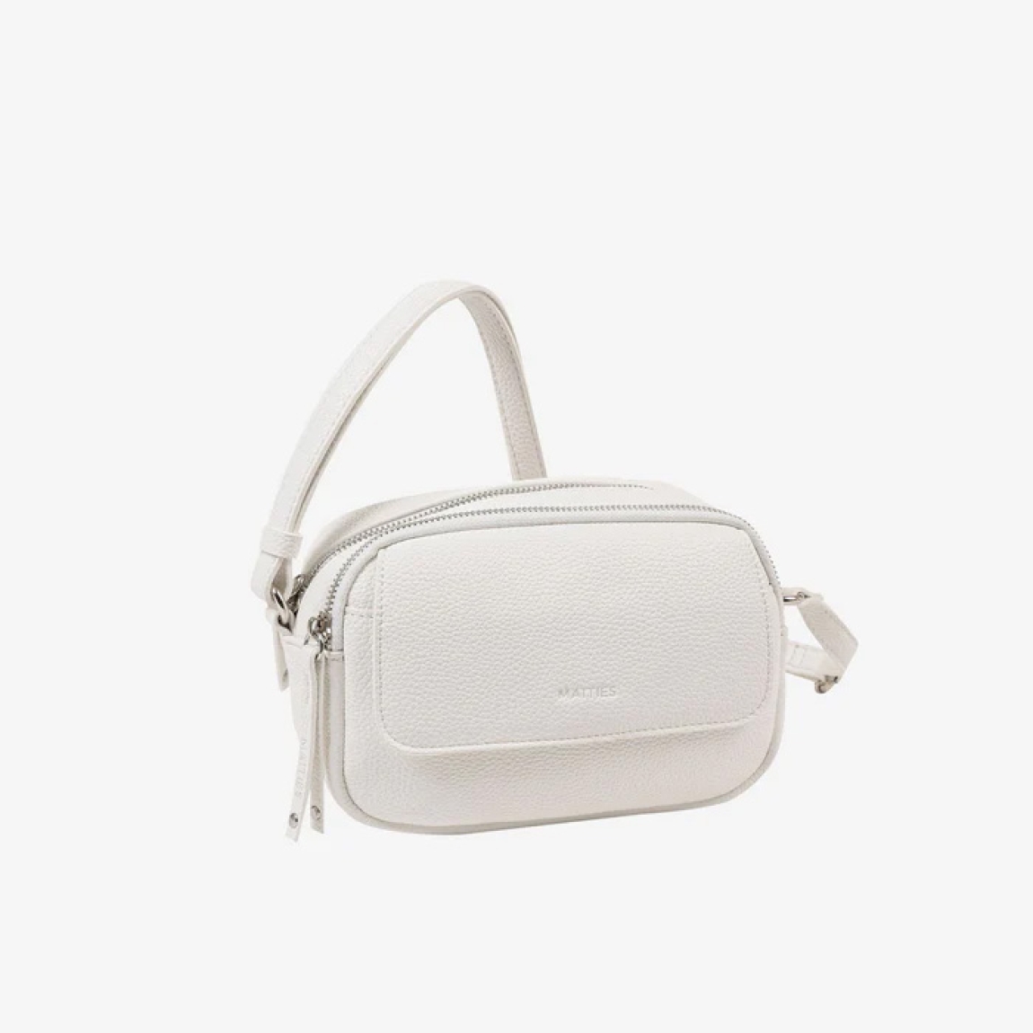 Bolso de la marca Matias Salva, modelo BEIRES. Elaborado en piel color blanco. Interior de forro textil con un bolsillo cerrado con cremallera. En la parte trasera tiene un bolsillo cerrado con cremallera. El asa es tipo bandolera y tiene corredera para su fácil ajuste en altura. DIMENSIONES: 19x12.5x08 cm. Este bolso Matias Salva BEIRES es ideal para esta temporada!