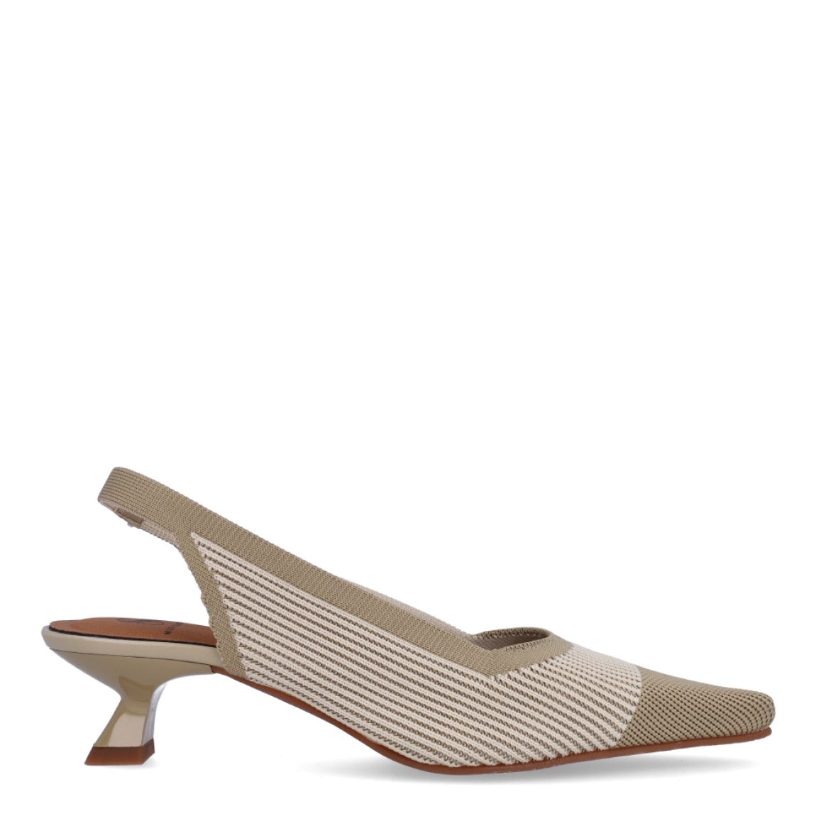 Salones destalonados de la marca Miss Elastic, modelo BRUNA. Exterior en tela color taupe con punta lápiz. Interior en piel color camel. Cierre con elástico tobillo. Salones con tacón de 3cm de altura. Salones destalonados Miss Elastic BRUNA ideales para complementar tus looks con elegancia y comodidad.