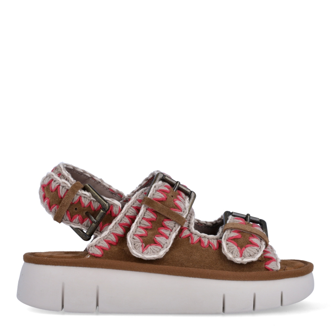 Sandalias Mou. modelo 16A. Estas elegantes sandalias bio estan elaboradas de ante color marron con tres hebillas que están fabricadas a mano con cuero de primera calidad y la característica costura de ganchillo de la marca. Este modelo cuenta con una ligera suela exterior de EVA y una plantilla acolchada de ante para mayor comodidad. Sandalias con plataforma de 3cm. Estas sandalias Mou 16A son ideales para esta temporada!