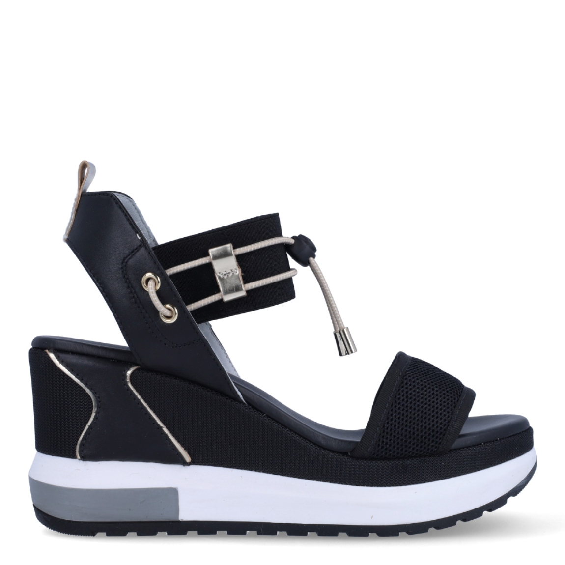 Sandalias de la marca Nerogiardini, modelo DANIE. Exterior de las sandalias en neopreno color negro con detalle de rejilla en la pala. Interior de las sandalias en piel color negro. Cierre de las sandalias Nerogiardini con gomas elásticas color dorado. Sandalias con cuña de 7cm de altura. Estas sandalias Nerogiardini DANIE es un complemento clásico, inspirado en la comodidad, ligereza que necesitas en tu día a día.