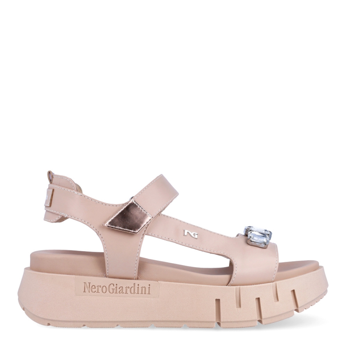 Sandalias de la marca Nerogiardini, modelo QUILME. Exterior de las sandalias en piel color nude con detalle de piedreria en la pala. Interior de las sandalias en piel color nude. Cierre de las sandalias Nerogiardini con velcro. Sandalias con cuña de 5cm de altura. Estas sandalias Nerogiardini QUILME son un complemento clásico, inspirado en la comodidad, ligereza que necesitas en tu día a día.
