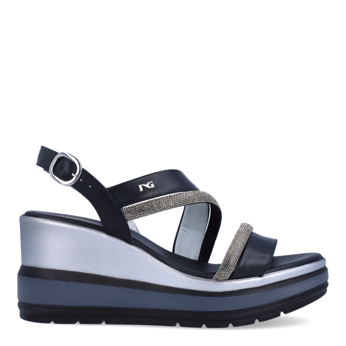 Sandalias de la marca Nerogiardini, modelo SOFF. Exterior de las sandalias en piel color negro con detalle de tiras brillantes color plateado en la pala. Interior de las sandalias en piel color negro. Cierre de las sandalias Nerogiardini con hebilla en tobillo. Sandalias con cuña de 8cm de altura. Estas sandalias Nerogiardini SOFF son un complemento clásico, inspirado en la comodidad, ligereza que necesitas en tu día a día.