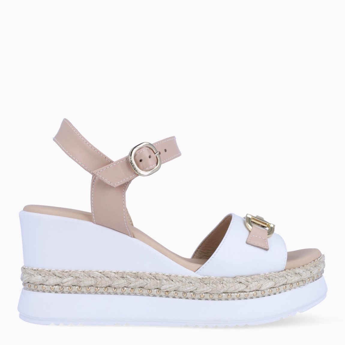 Sandalias de la marca Nerogiardini, modelo LUA. Exterior de las sandalias en piel color blanco con detalle de cadenas doradas en la pala. Interior de las sandalias en piel color nude. Cierre de las sandalias Nerogiardini con hebilla en tobillo. Sandalias con cuña de 8cm de altura. Estas sandalias Nerogiardini LUA son un complemento clásico, inspirado en la comodidad, ligereza que necesitas en tu día a día.