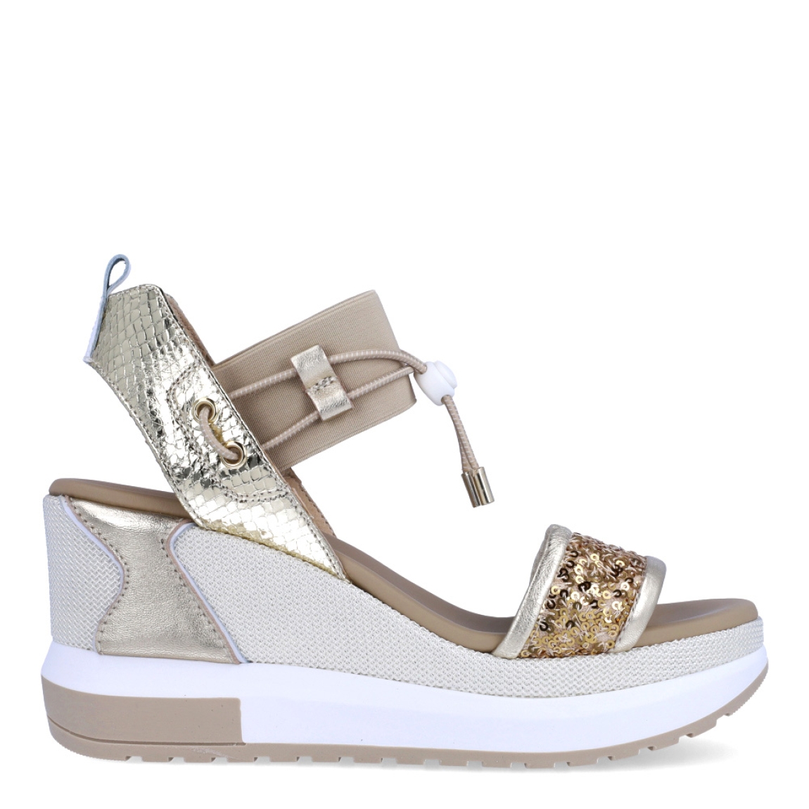 Sandalias de la marca Nerogiardini, modelo DANIE. Exterior de las sandalias en neopreno color platino con detalle de lentejuelas doradas en la pala. Interior de las sandalias en piel color nude. Cierre de las sandalias Nerogiardini con gomas elásticas color nude. Sandalias con cuña de 7cm de altura. Estas sandalias Nerogiardini DANIE son un complemento clásico, inspirado en la comodidad, ligereza que necesitas en tu día a día.