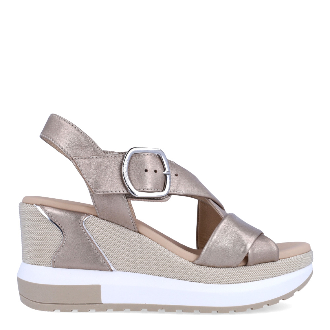 Sandalias de la marca Nerogiardini, modelo CLOT. Exterior de las sandalias en piel color beig con tiras cruzadas en pala. Interior de las sandalias en piel color beig. Cierre de las sandalias Nerogiardini con hebillas. Sandalias con cuña de 8cm de altura. Estas sandalias Nerogiardini CLOT son un complemento clásico, inspirado en la comodidad, ligereza que necesitas en tu día a día.