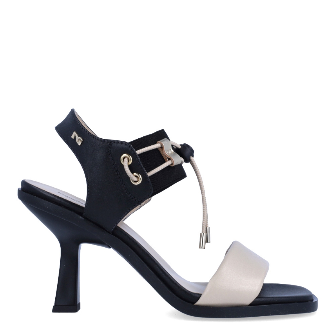Sandalias de la marca Nerogiardini, modelo DANIA. Exterior de las sandalias en piel color beig. Interior de las sandalias en piel color negro y beig. Cierre de las sandalias Nerogiardini con gomas elásticas color negro. Sandalias con tacon de 6cm de altura. Estas sandalias Nerogiardini DANIA es un complemento clásico, inspirado en la comodidad, ligereza que necesitas en tu día a día.