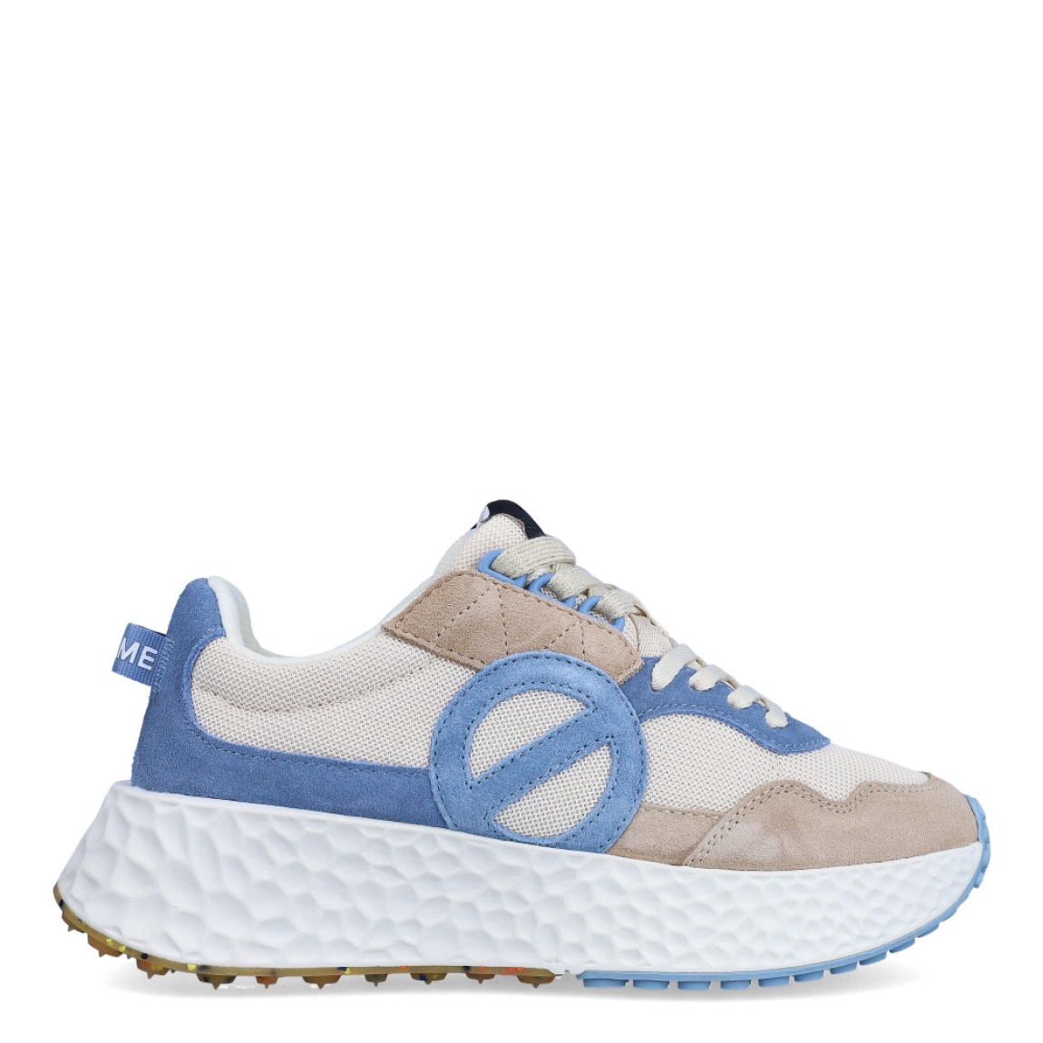 Deportivas de la marca No Name, modelo CARTER JOGGER. Exterior en tela color beig con detalle del logo en celeste. Interior en en textil color blanco. Cierre de las deportivas No Name con cordones y una suela de goma con cuña de 4cm de altura. Estas deportivas No Name CARTER JOGGER son unas clásicas, ideales para esta temporada!
