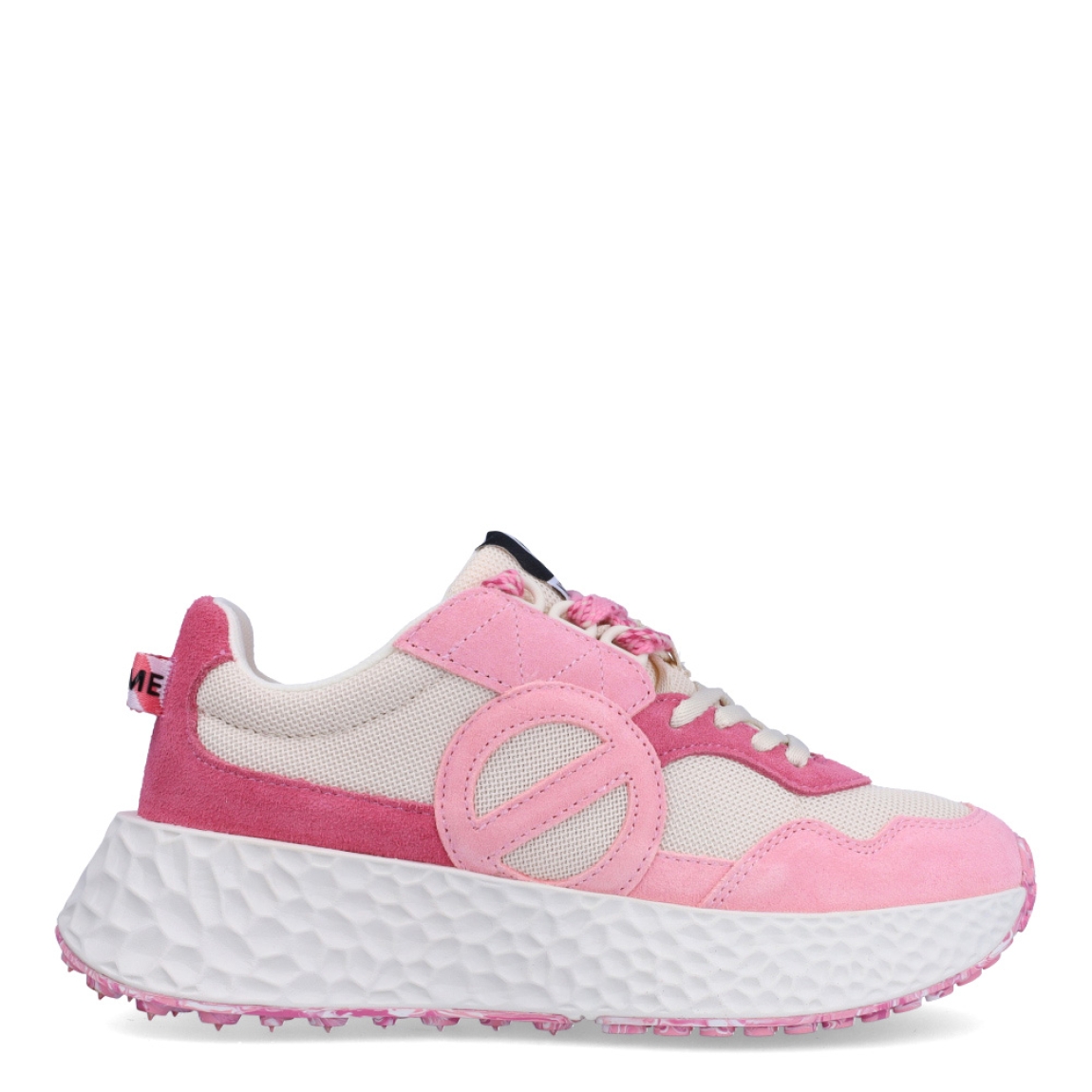 Deportivas de la marca No Name, modelo CARTER MILKSHAK. Exterior en naylon color rosa con detalles en blanco. Interior en piel color blanco. Cierre de las deportivas No Name con cordones y una suela de goma con cuña de 4cm de altura. Estas deportivas No Name CARTER MILKSHAK son unas clásicas, ideales para esta temporada!