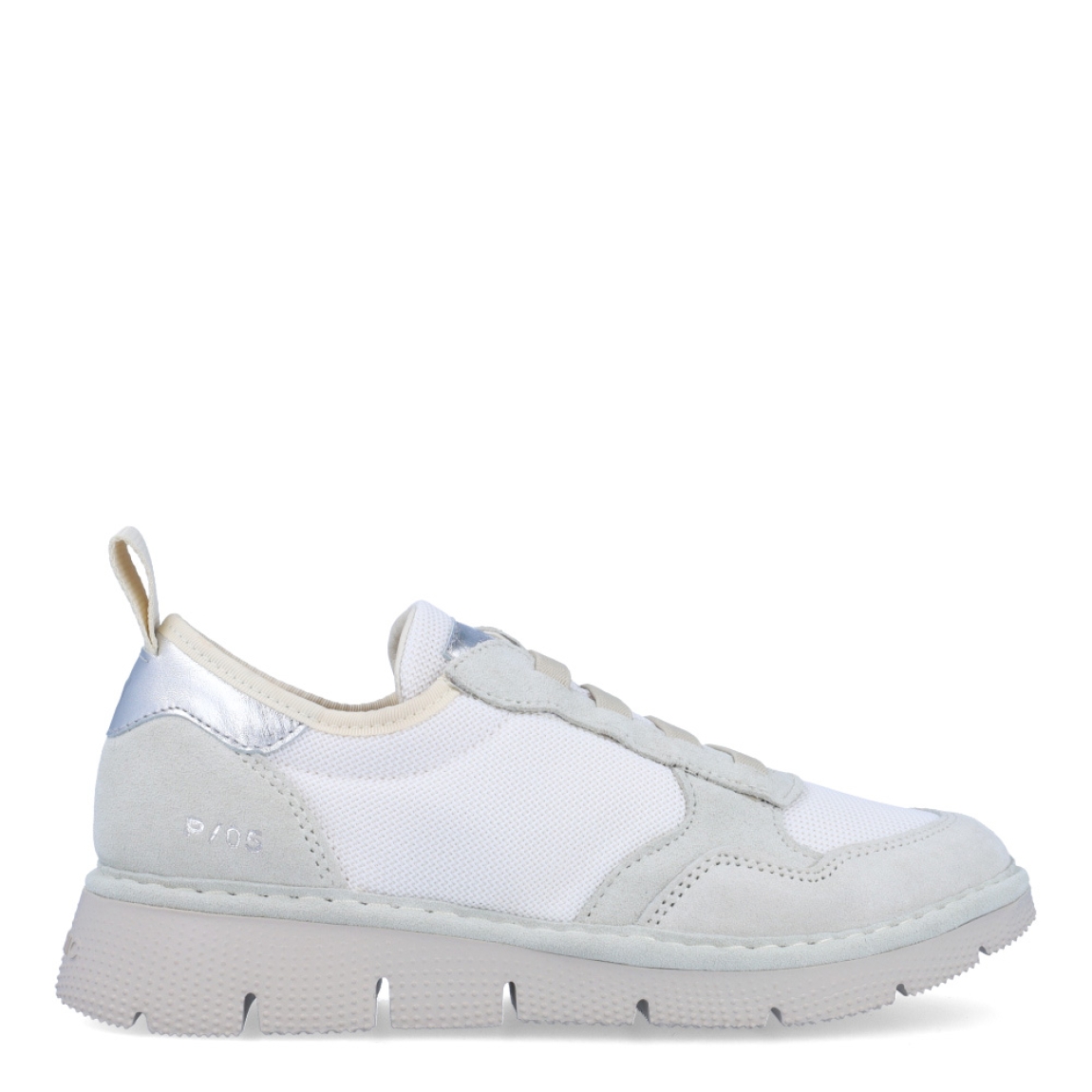 Deportivas de la marca Panchic, modelo P16. Exterior de las deportivas en naylon color blanco. Interior de las deportivas en textil de color beig. Cierre de las deportivas Panchic con cordones elácticos color beig. Plantilla acolchada y extraíble para máxima comodidad. Puntera de las deportivas de ante. Cuña de las deportivas Panchic de 3cm de altura. Estas deportivas Panchic P16, son un complementio indispensable y clásico en tu armario.