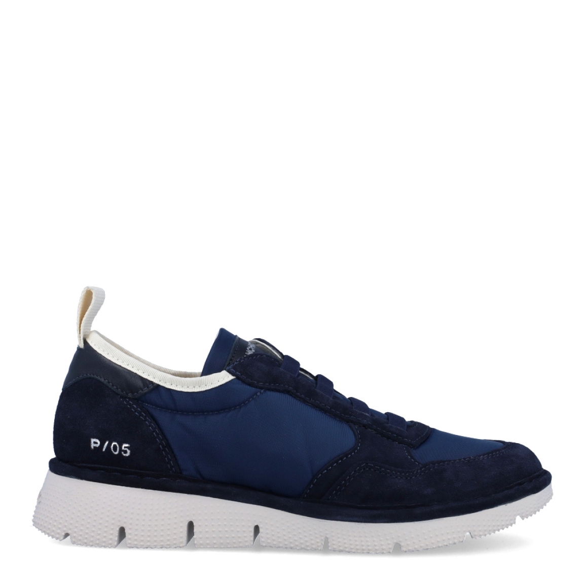 Deportivas de la marca Panchic, modelo P16. Exterior de las deportivas en naylon color azul. Interior de las deportivas en textil de color beig. Cierre de las deportivas Panchic con cordones elácticos color azul. Plantilla acolchada y extraíble para máxima comodidad. Puntera de las deportivas de ante. Cuña de las deportivas Panchic de 3cm de altura. Estas deportivas Panchic P16, son un complementio indispensable y clásico en tu armario.