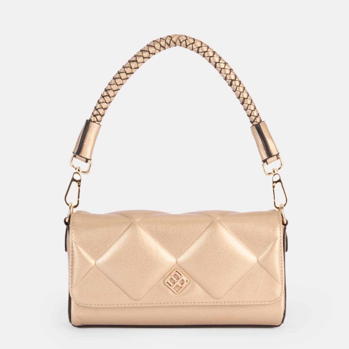 El bolso de hombro de la marca Pepe Moll, modelo TITAN. Elaborado en polipiel acolchado color platino con diseño geométrico. Interior forrado con bolsillo interior para organizar lo imprescindible. Cierre con botón. Cierre superior con solapa imantada y compartimento con cremallera.. Asa trenzada desmontable, perfecta para llevar al hombro o en la mano. Medidas: alto 12cm y ancho 22cm. Este bolso Pepe Moll TITAN es un modelo que combina elegancia y comodidad, con un asa trenzada desmontable que eleva cualquier look.