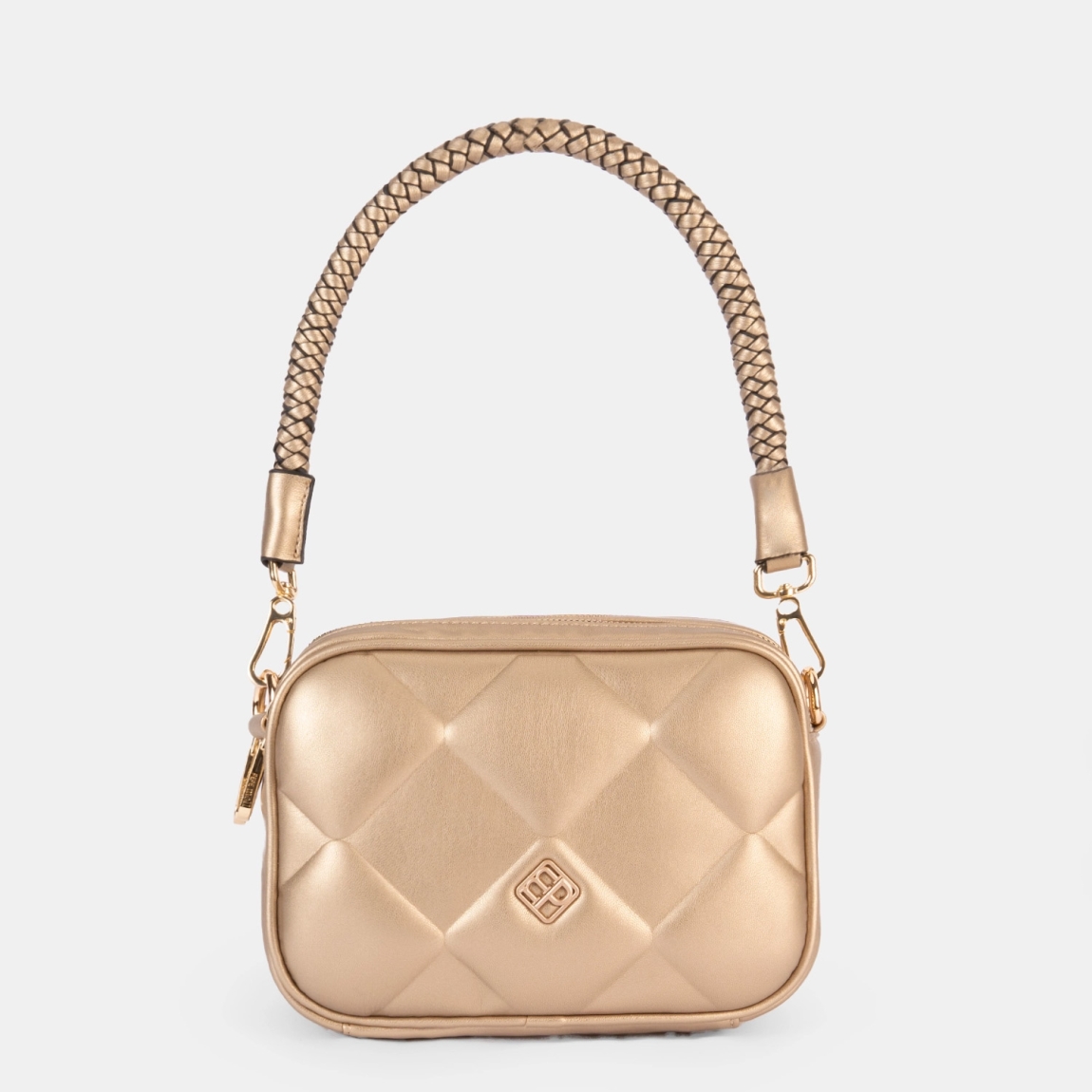 Bolso de la marca Pepe Moll, modelo MARLON. Exterior en piel acolchada color platino con detalle de logo en parte delantera. Bolsillo trasero. Interior con compartimentos separados. Cierre principal con cremallera. Medidas: alto 14cm y ancho 21cm. Este bolso Pepe Moll MARLON es ideal para llevar a todos lados!
