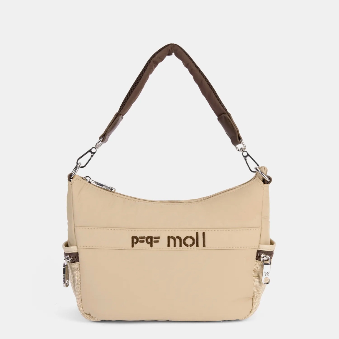 Bolso de la marca Pepe Moll, modelo SAND. Elaborado en naylon color camel, con un diseño ligero y funcional, ideal para cualquier plan.Cierre con cremallera. Incluye un asa bandolera extraíble, para mayor versatilidad. Bolsillos exteriores con cremallera, para tenerlo todo bien organizado. Medidas: 18cm alto y 28cm ancho. Bolso Pepe Moll SAND, pensado para acompañarte en tu día a día.