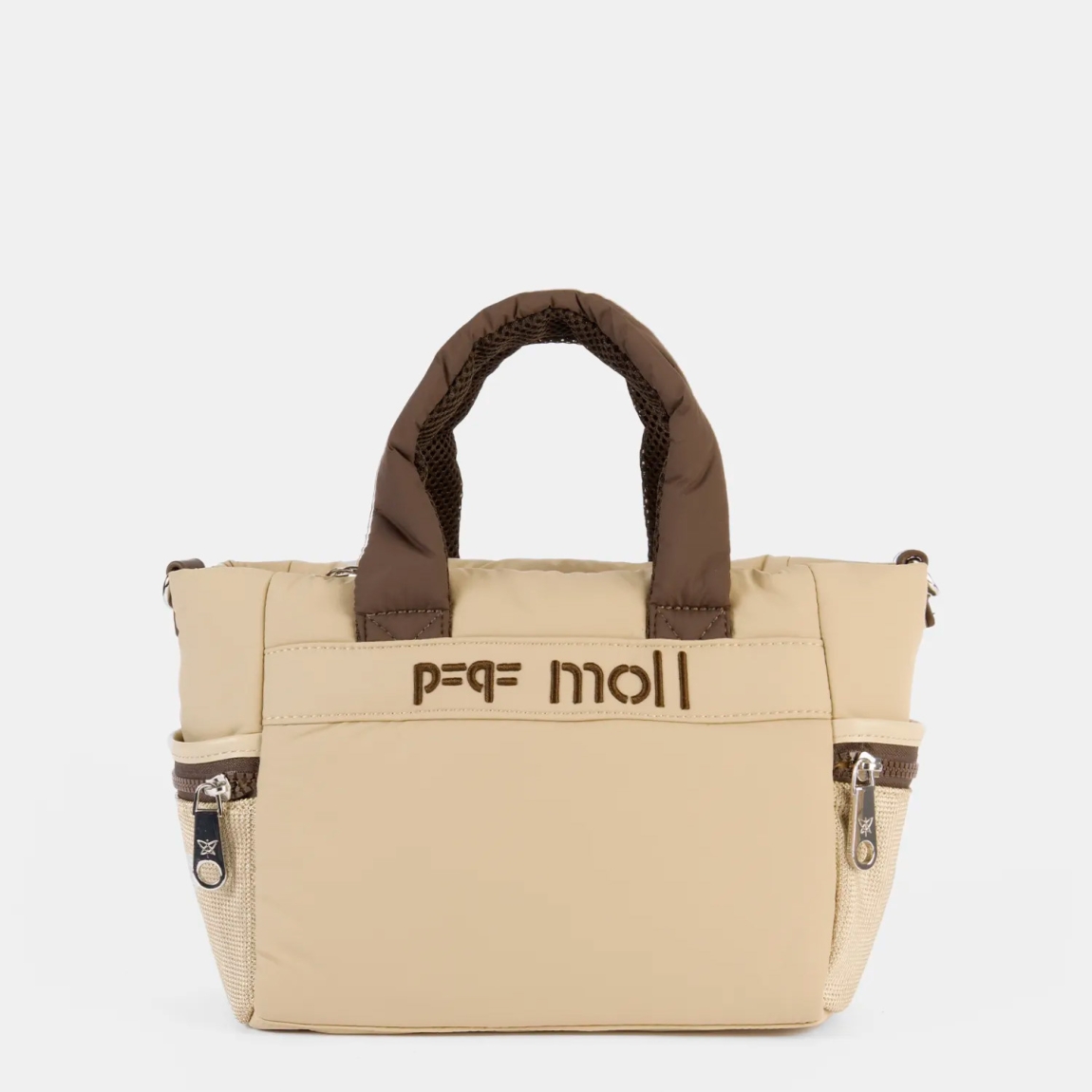 Bolso de la marca Pepe Moll, modelo LAGOON. Elaborado en naylon color camel, con un diseño ligero y funcional, ideal para cualquier plan.Cierre con cremallera. Incluye un asa bandolera extraíble, para mayor versatilidad. Bolsillos exteriores con cremallera, para tenerlo todo bien organizado. Medidas: 19cm alto y 26cm ancho. Bolso Pepe Moll LAGOON, pensado para acompañarte en tu día a día.