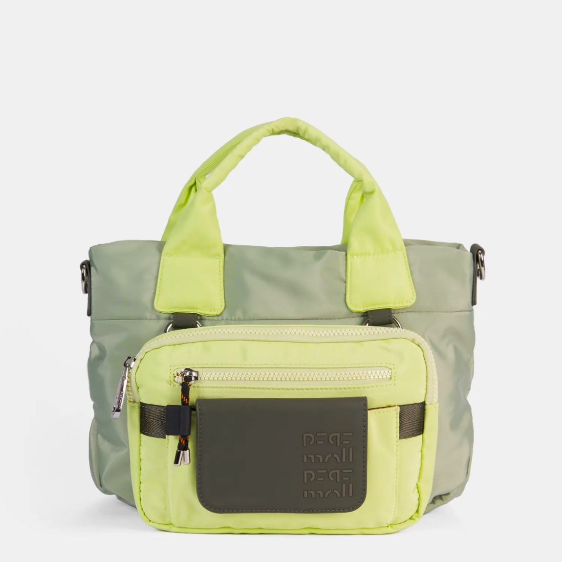 El bolso de mano Pepe Moll , modelo TRINI. Elaborado en naylon color verde, material ligero y resistente, con dierentes compartimentos exteriores, extraíbles. Cierre con cremallera. Medidas: alto 22cm y ancho 30cm. Este bolso Pepe Moll TRINI es el complemento perfecto para quienes buscan funcionalidad sin renunciar al estilo. Su diseño y su textura ligera lo convierten en un imprescindible de temporada.