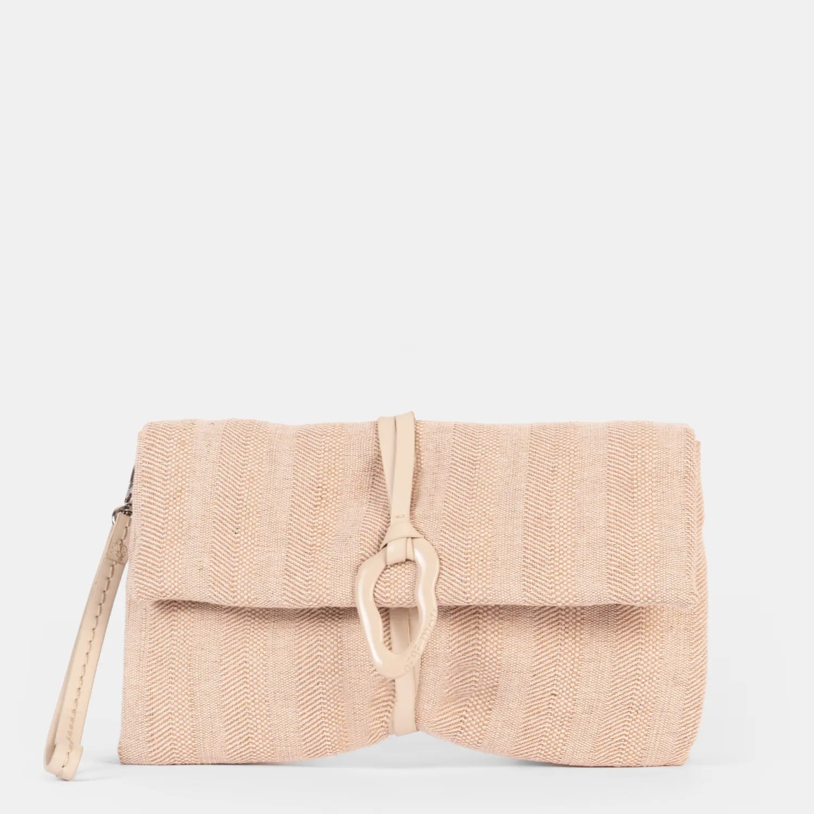 Bolso de la marca Pepe Moll, modelo STACY. Elaborado en textil color nude vibrante con detalle de anilla decorativa con grabado de la marca. Cierre con cremallera y compartimentos interiores. Correa de mano para llevarlo cómodamente. Medidas : alto 18cm y ancho 30cm. Bolso Pepe Moll STACY, ideal para looks diarios, cenas informales o escapadas de finde.
